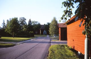 Einfahrt zum Parkplatz vor der Kirche von Sundborn